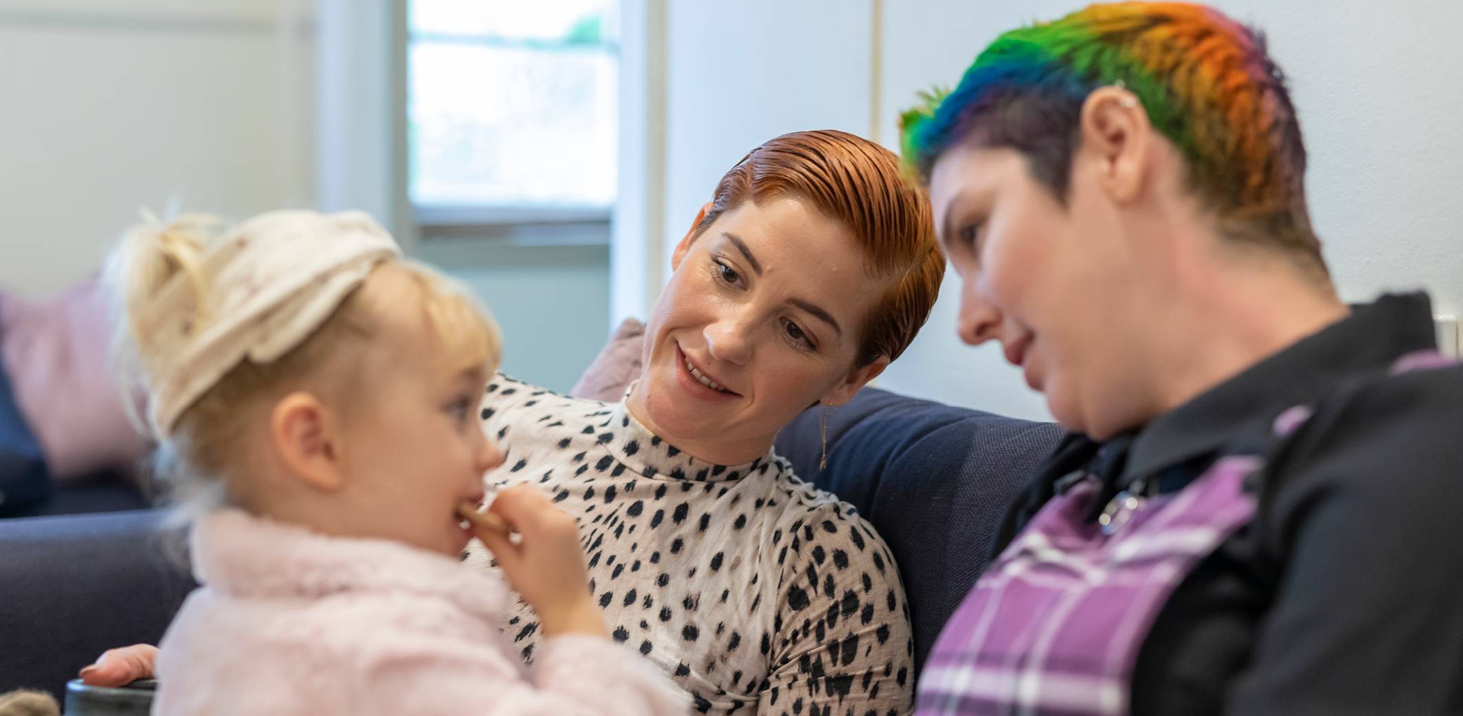 couple-on-couch-with-daughter